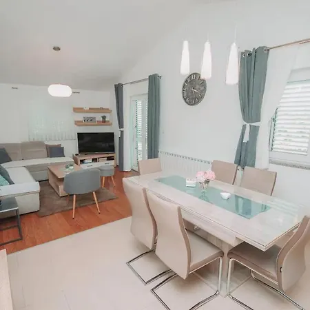 Villa House For Vacation Runac *