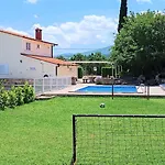 House For Vacation Runac וילה